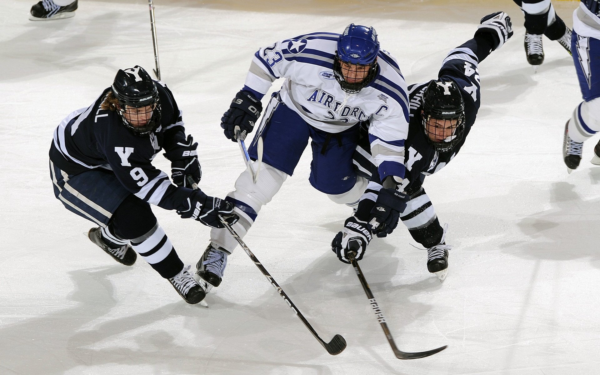 F1赛车赛场焦点!美国队对阵俄罗斯队,主力缺阵,替补球员挺身而出